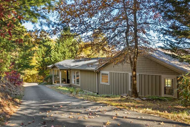 Hillside Hideaway Private Driveway