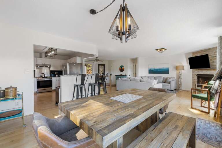 Open Floorplan and Luxury Furnishings