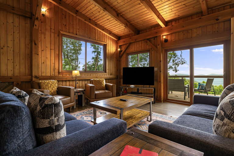 Living Area w/ Smart TV and Mountain Views Living Area w/ Smart TV and Mountain Views