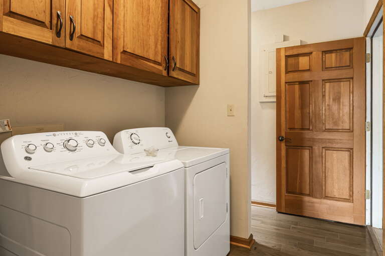 Lower Level - Landing & Laundry Area
