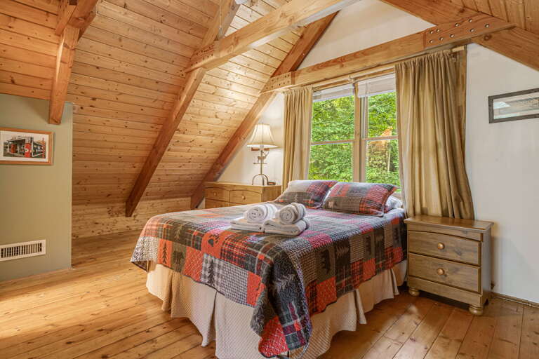 Upper Level Loft w/ Queen Bed