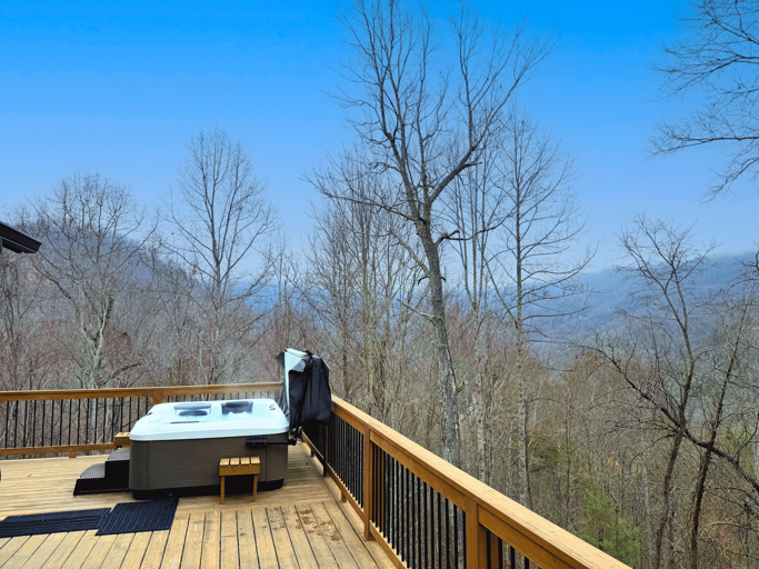 Enjoy the Mountain Views from the Hot tub
