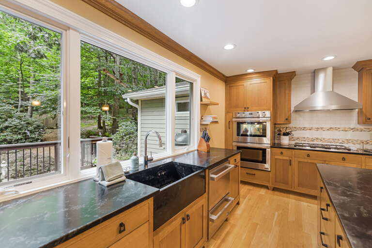 Gourmet Kitchen w/ Two Ovens Gourmet Kitchen w/ Two Ovens