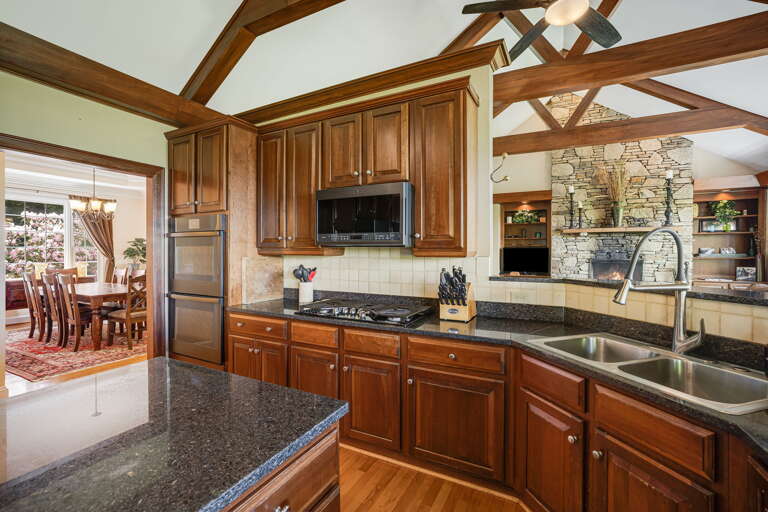 Fully Equipped Kitchen w/ Gas Range