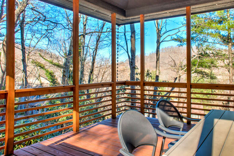 Screened in Porch with Outdoor Seating