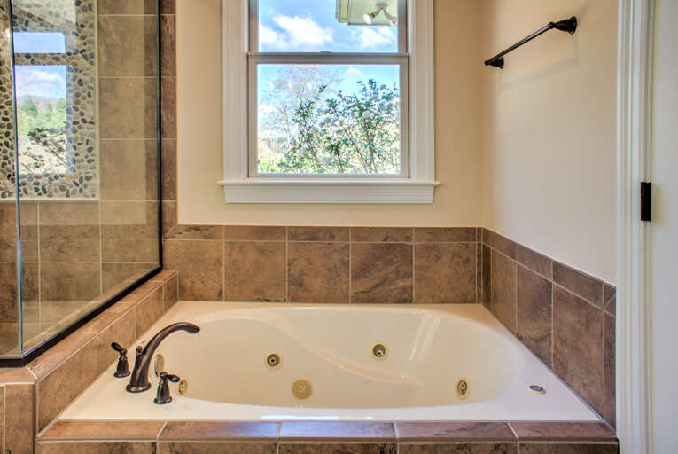 Bedroom 1 - Full Bath w/Jetted Tub