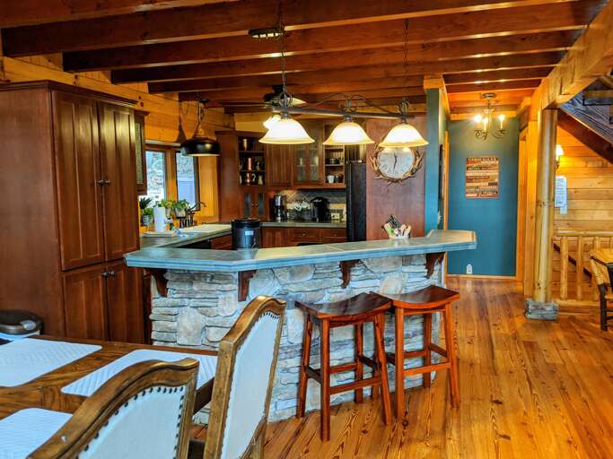 Fully Equipped Kitchen w/Breakfast Bar Seating