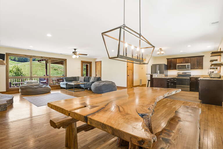 Main Level w/ Open Floorplan & Deck Aceess