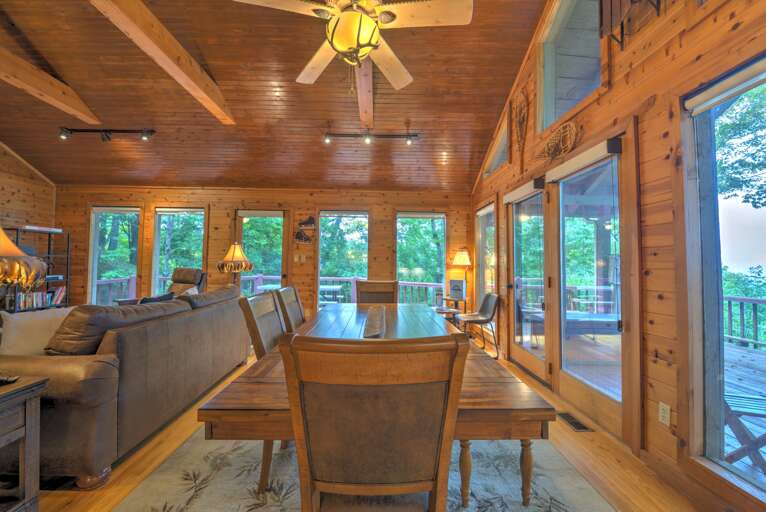 Dining Area Dining Area