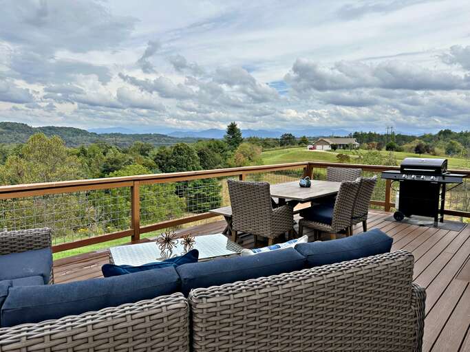 Mountain Views, Gas Grill & Outdoor Dining