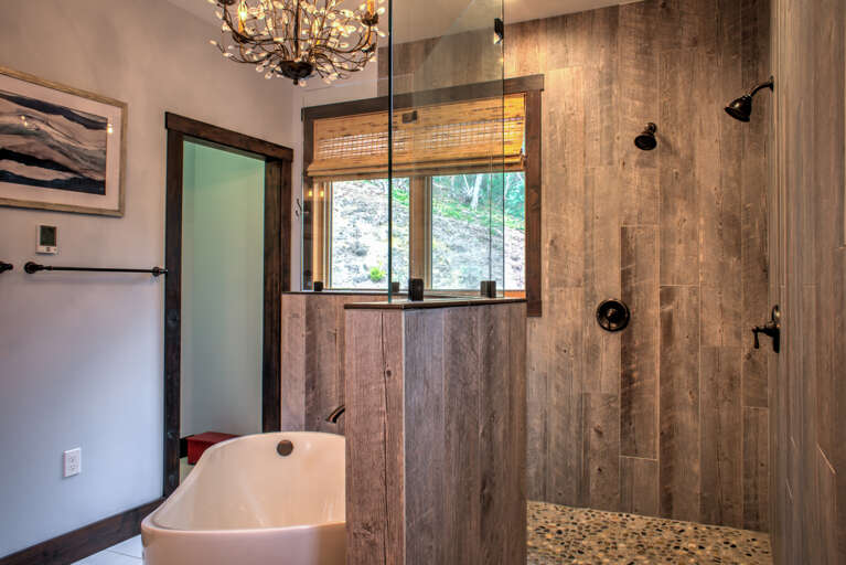 Full Bath w/Soaking Tub