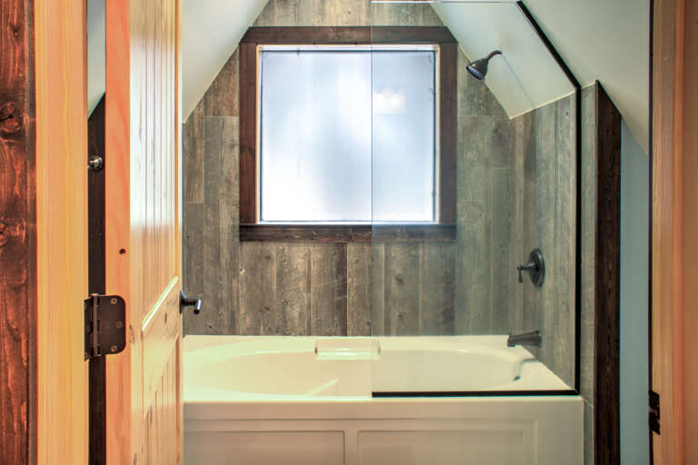 Shared Full Bath in Hallway