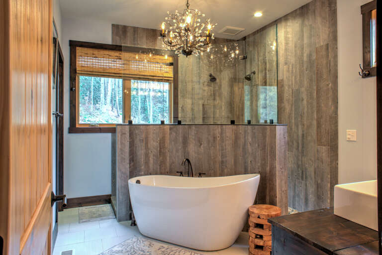 Full Bath w/Soaking Tub