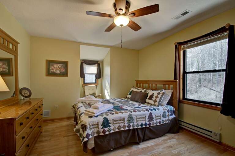 Bedroom 2 - Queen Bed, Upper Level