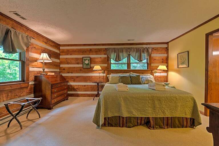 Main Suite:Bedroom 1 - King Bed, Main Level 