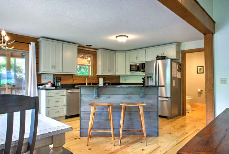 Fully Equipped Kitchen w/ Breakfast Bar Seating Fully Equipped Kitchen w/ Breakfast Bar Seating