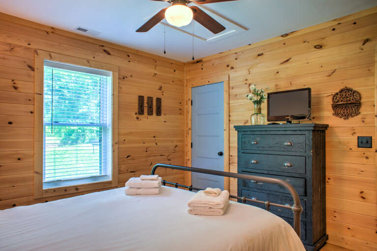 Bedroom 1 -Queen Bed, Main Level Bedroom 1 -Queen Bed, Main Level