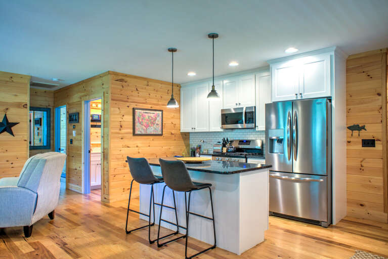 Fully Equipped Kitchen/w Breakfast Bar Fully Equipped Kitchen/w Breakfast Bar