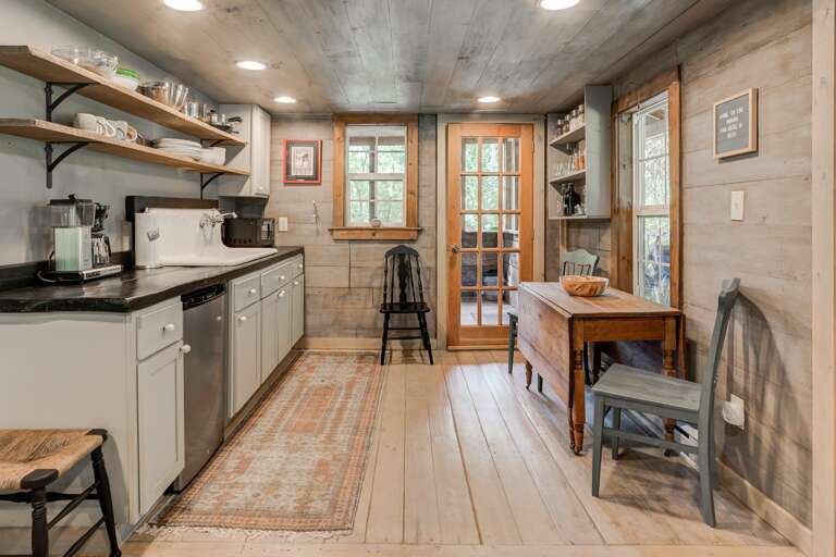 Kitchenette with Breakfast Table Kitchenette with Breakfast Table