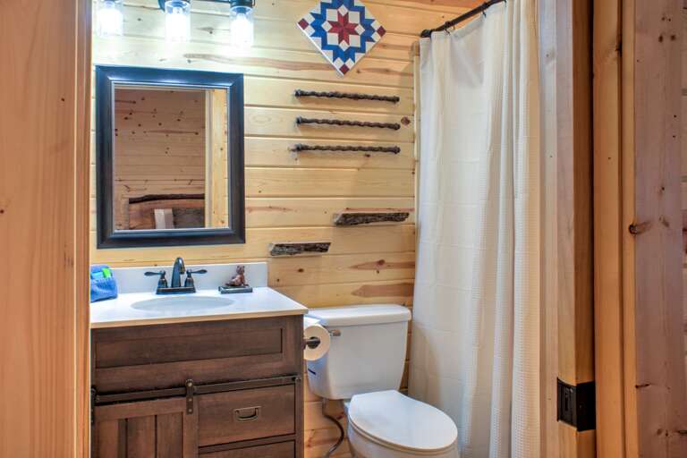 Full Bath in Hallway