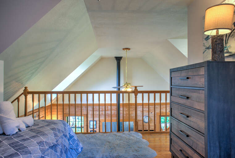 Upper Level Loft Bedroom - Queen Bed