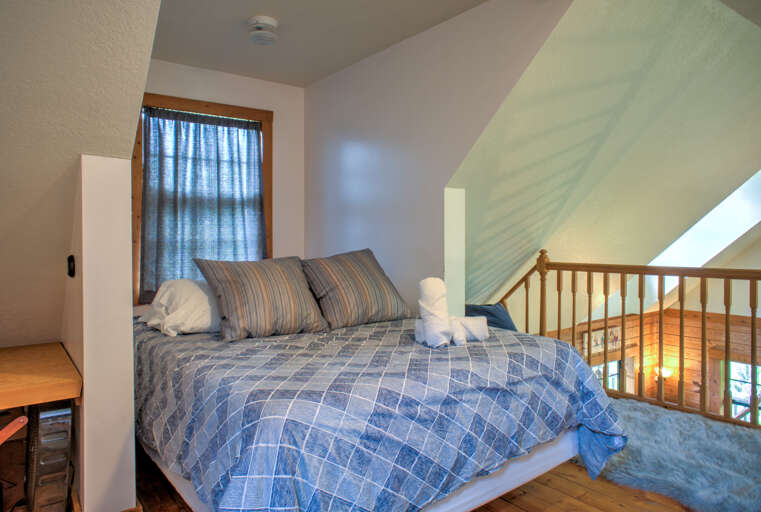 Upper Level Loft Bedroom - Queen Bed