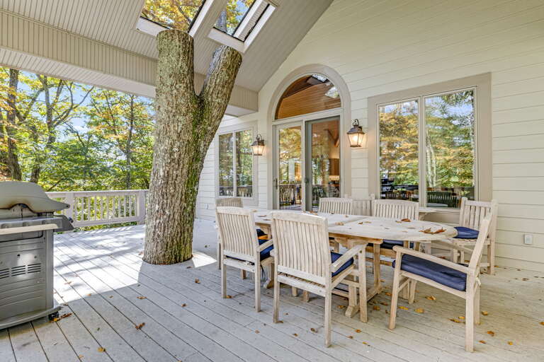 Covered Patio w/ BBQ Gas Grill