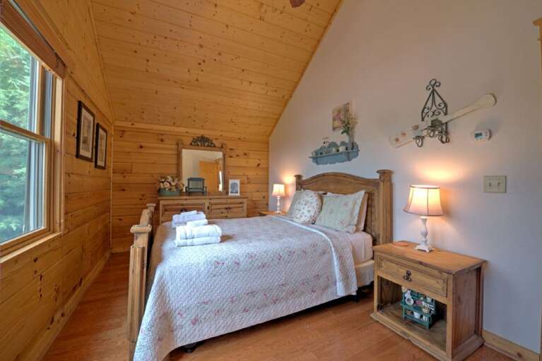 Bedroom 2 - Queen Bed, Upper Level