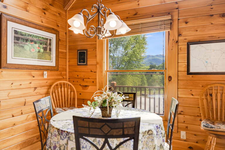 Dining Area w/ Mountain Views Dining Area w/ Mountain Views