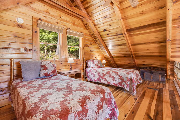 Loft w/ Two Twin Beds