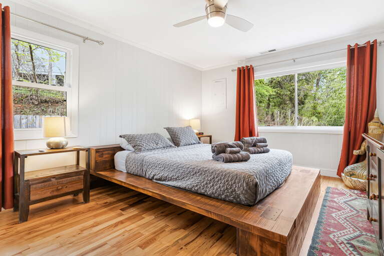 Main Suite/Bedroom One - Queen Bed