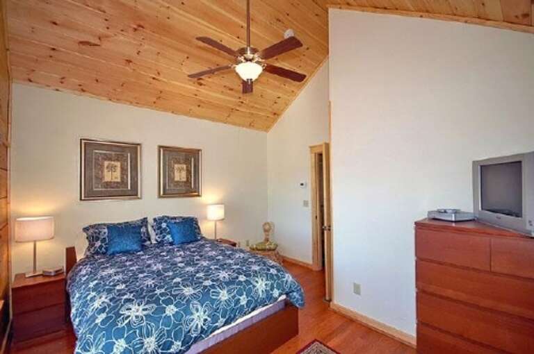 Bedroom 2 - Queen Bed, Upper Level