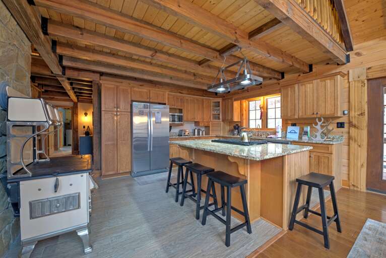 Fully Equipped Kitchen w/ Stainless Steel Appliances Fully Equipped Kitchen w/ Stainless Steel Appliances