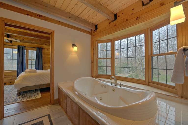 Jack and Jill Full Bath - Jetted Tub Jack and Jill Full Bath - Jetted Tub