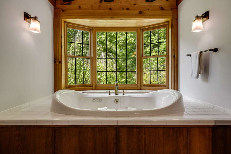 Jack and Jill Full Bath w/ Jetted Tub