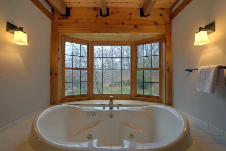Jack and Jill Full Bath - Jetted Tub Jack and Jill Full Bath - Jetted Tub