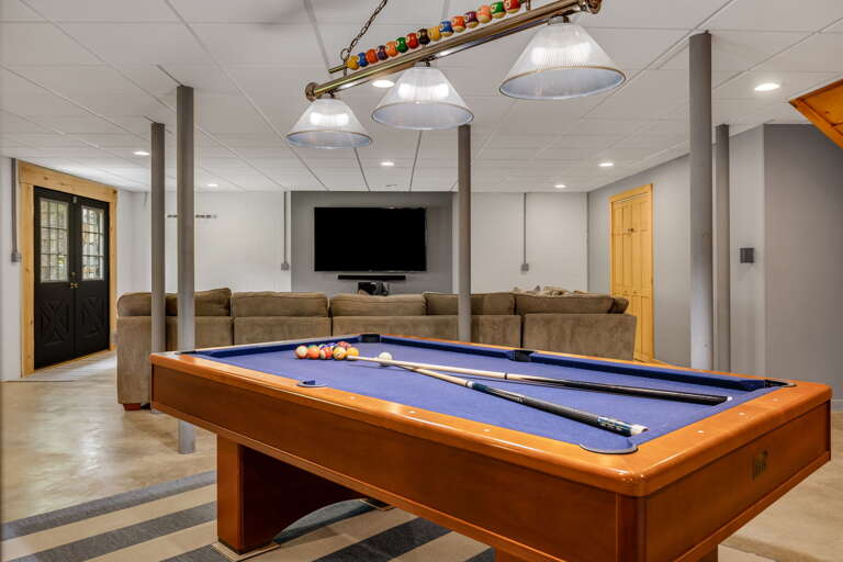 Shoot Pool w/ Friends