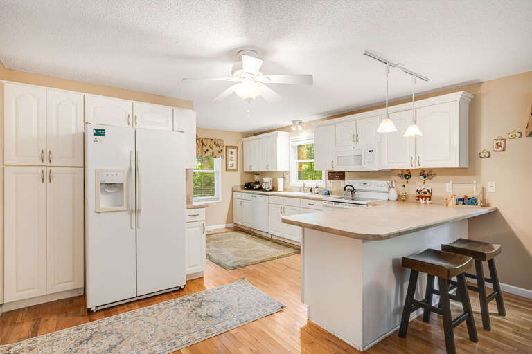Fully Equipped Kitchen w/ Breakfast Bar Seating
