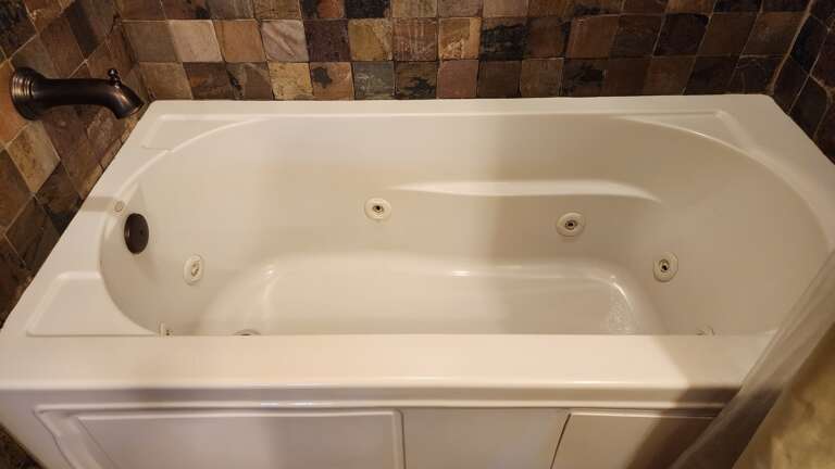Full Bath w/ Jetted Tub
