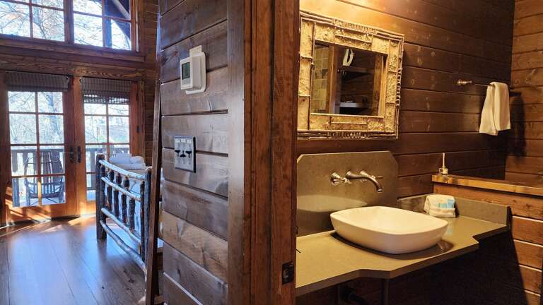 Full Bath in Hallway