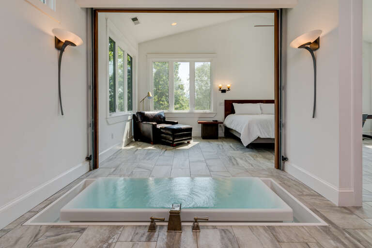 Infinity Edge Jetted Tub in Main Suite 1