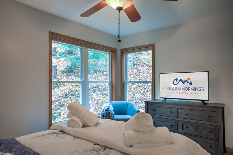 Bedroom 1 - Queen Bed