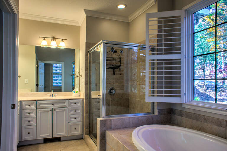 Full Bath with Soaking Tub