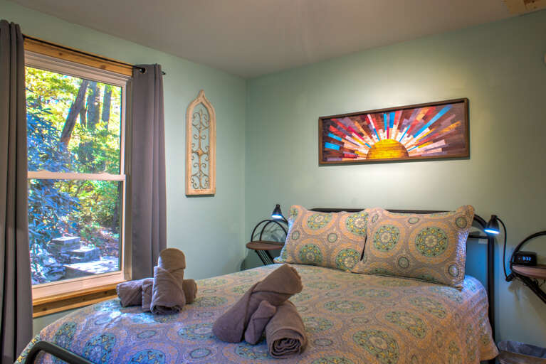 Main Level - Bedroom 1 - 1 Queen Bed