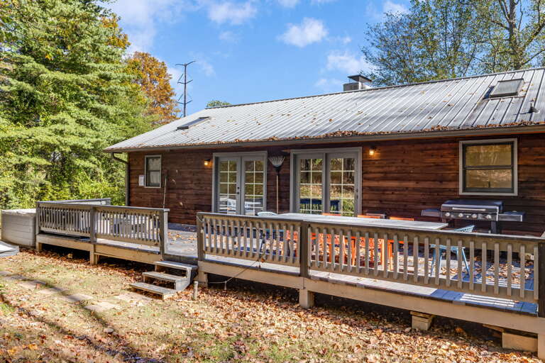 Back Deck For Entertainment and Relaxation Back Deck For Entertainment and Relaxation