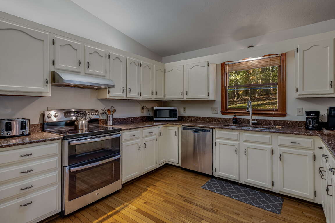 Fully Equipped Kitchen w/ Stainless Steel Appliances Fully Equipped Kitchen w/ Stainless Steel Appliances