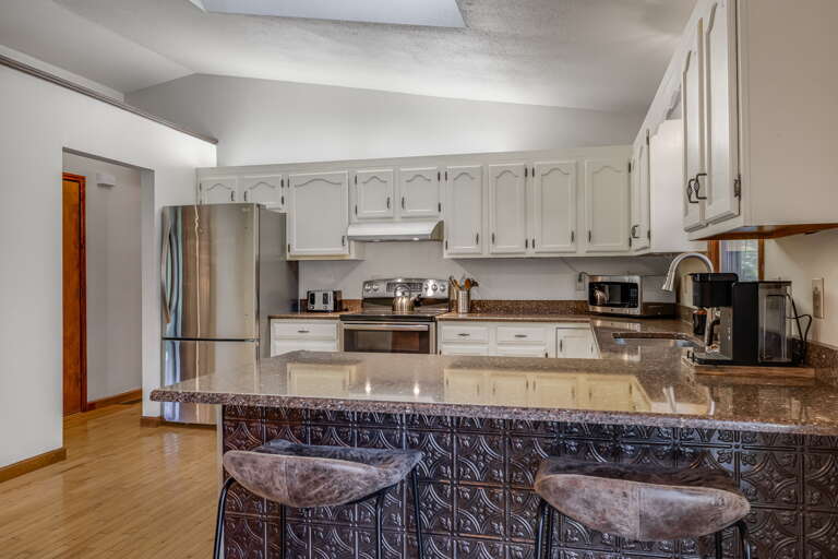 Main Level - Fully Equipped Kitchen w/ Breakfast Bar Seating Main Level - Fully Equipped Kitchen w/ Breakfast Bar Seating