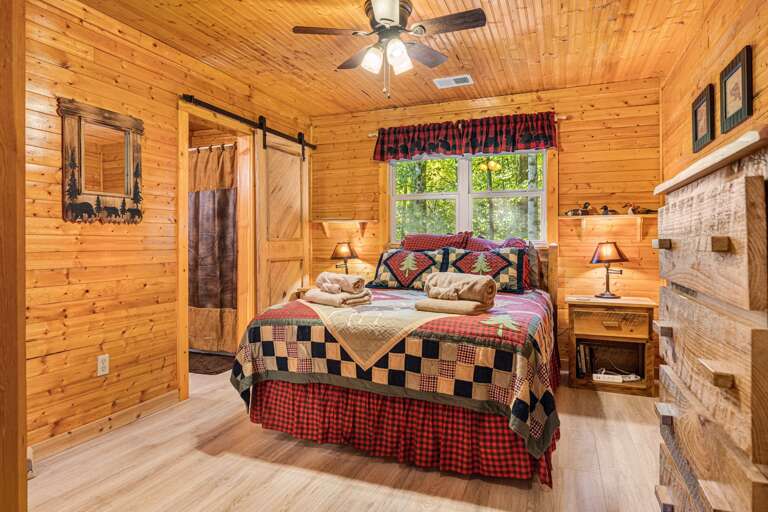 Main Suite/Bedroom One - Queen Bed