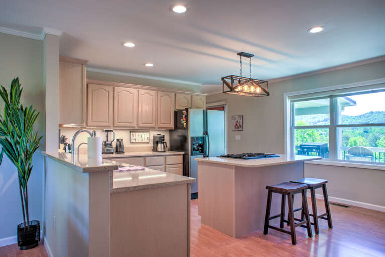 Fully Equipped Kitchen w/Breakfast Bar Seating