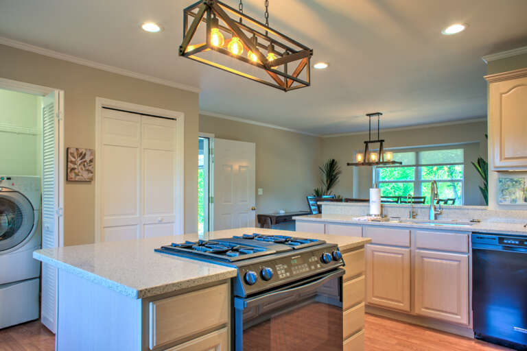 Fully Equipped Kitchen & Laundry